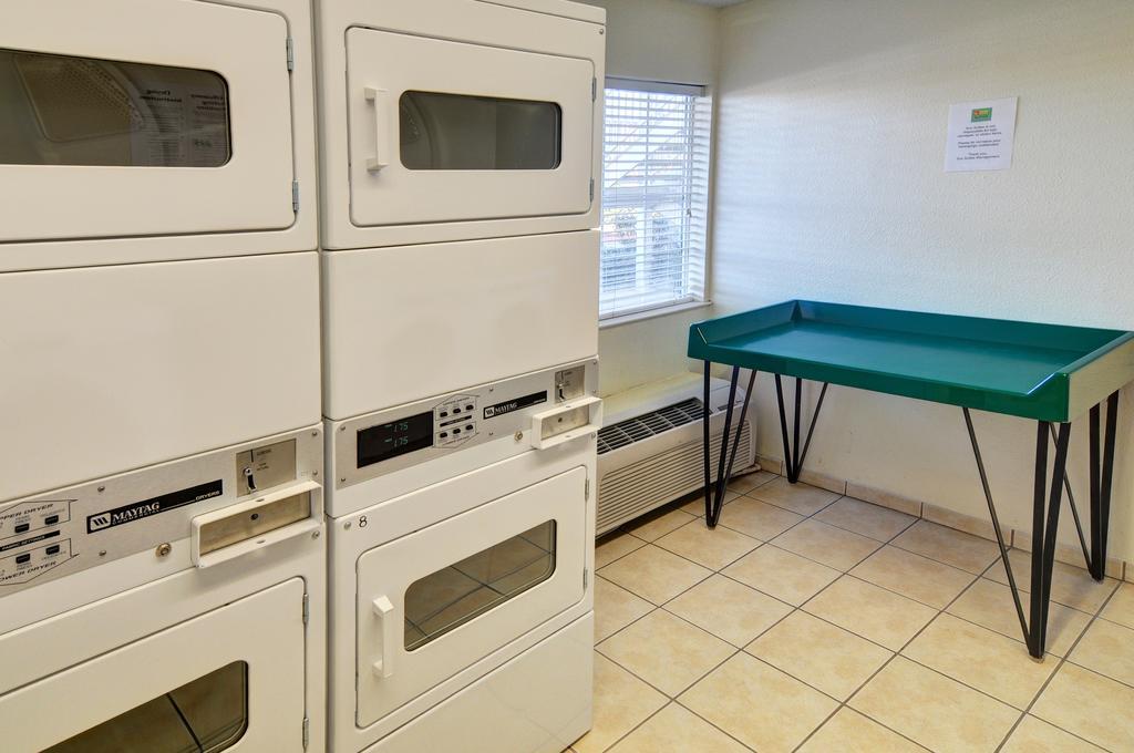 Intown Suites Extended Stay Houston Tx - Hobby Airport エクステリア 写真